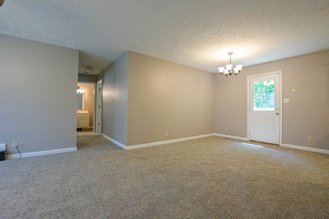 Building Photo - Three Bedroom on Tree Line Lot!