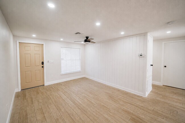 Building Photo - 3120 Sandspur Dr