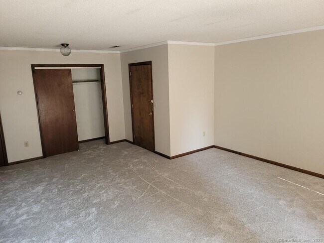 Building Photo - 495 Vincellette St