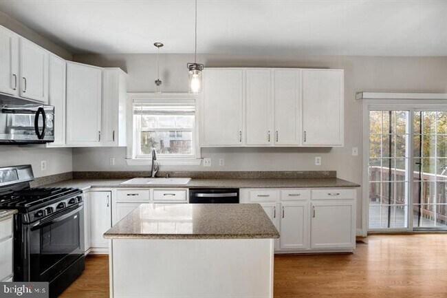 Building Photo - 43805 Sunset Terrace