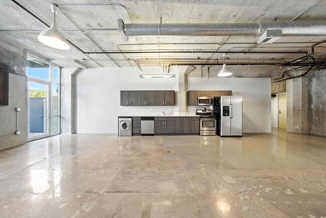 Building Photo - 825 East 4th St