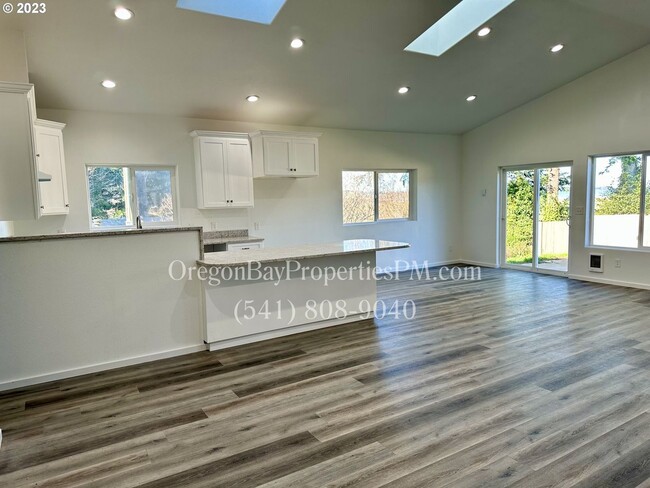 Building Photo - Coos River Hwy: 4bdrm/4ba Pet Friendly Home