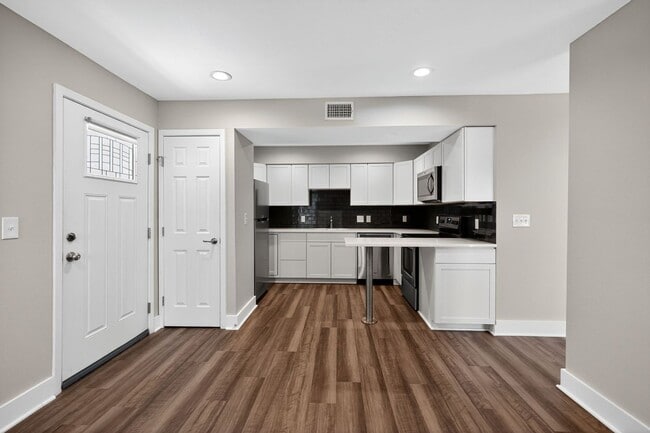 Building Photo - 935 La Posada Dr