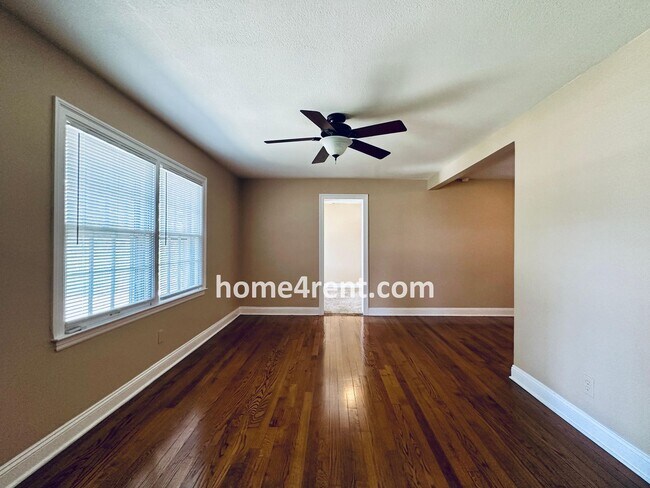 Foto del edificio - Adorable Ranch in Roeland Park w/ Wood Flo...
