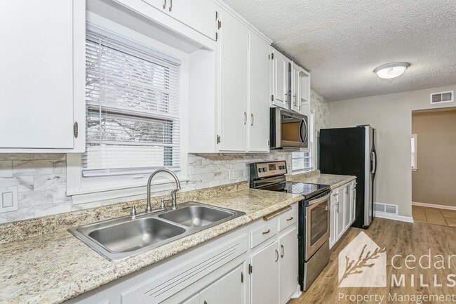 Foto del edificio - Large 3 Bedroom Ranch by South High