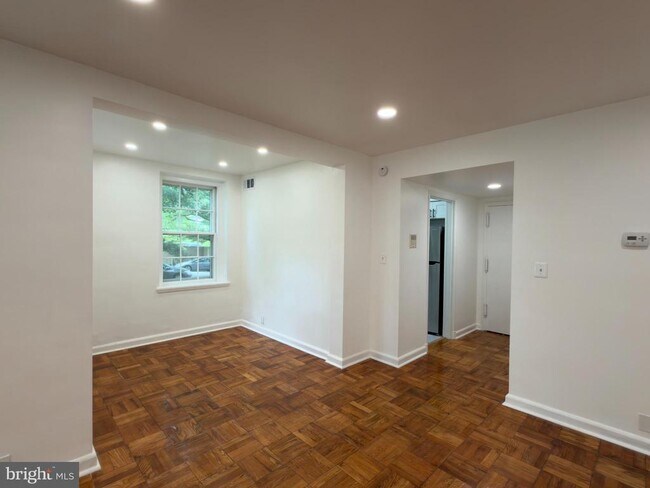 Foto del edificio - 3801 Newark St NW