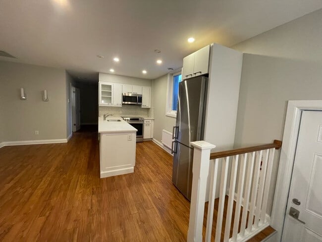 Kitchen/Living Room - 828 Bloor St W