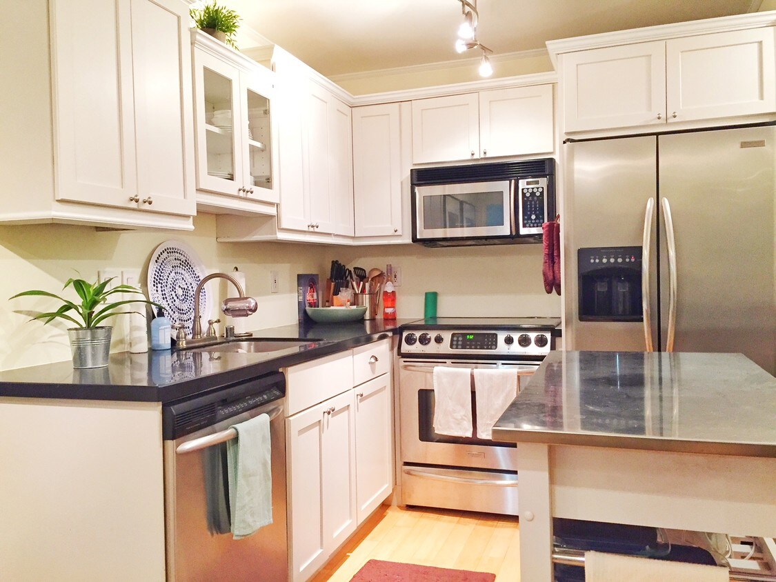 11645 Montana Ave, Los Angeles, CA 90049 Condo for Rent in Los