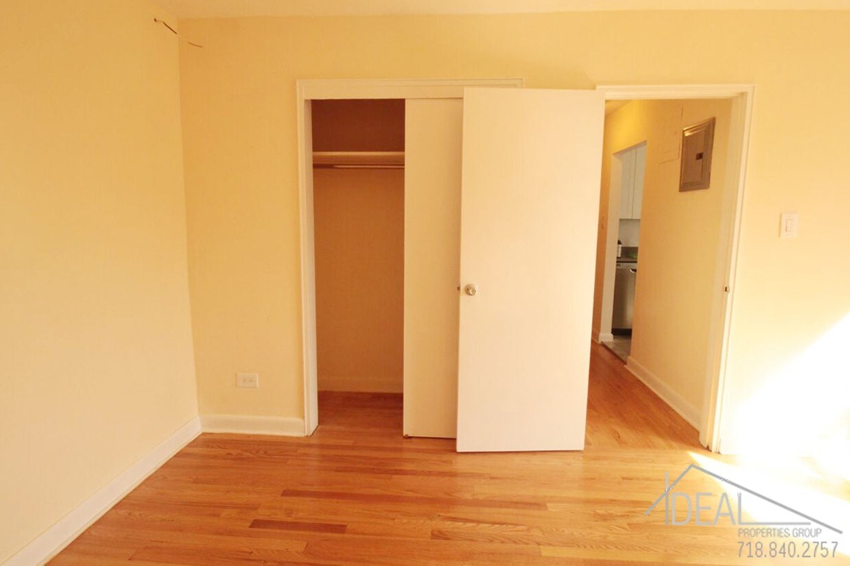 Foto principal - 2774 E 12th St
