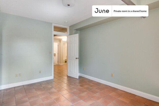 Foto del edificio - Private bedroom in 5 bed/3 bath Home