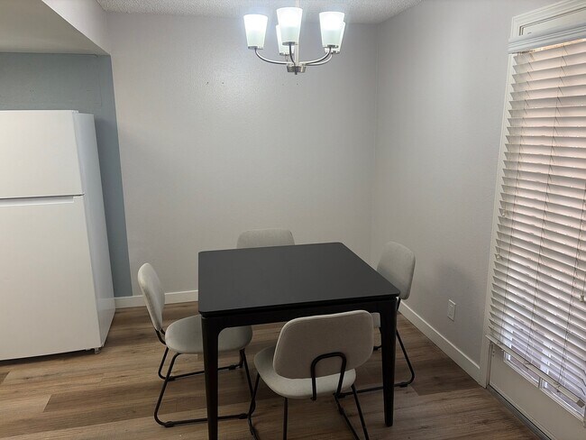 Foto del edificio - 5576 W Rochelle Ave.