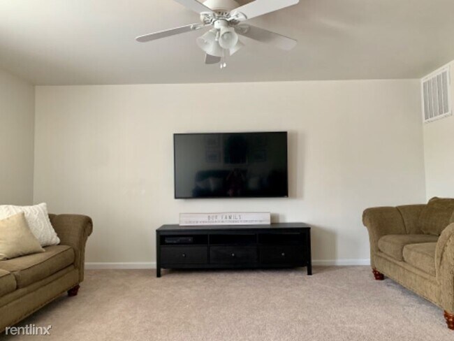 Building Photo - 3 br, 3.5 bath Townhome - 35124 Saba Pl