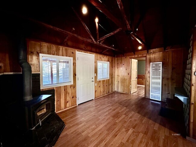 Foto del edificio - 54120 Pine Crest Ave