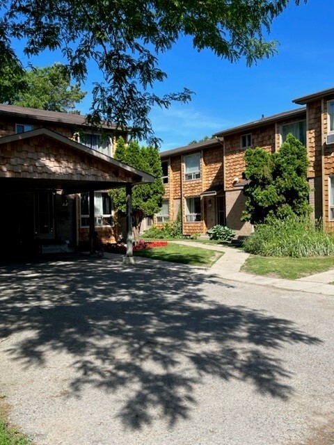 Photo du bâtiment - 305 Briarhill Ave