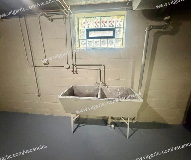 Foto del edificio - 8137-8137 Hohman Ave