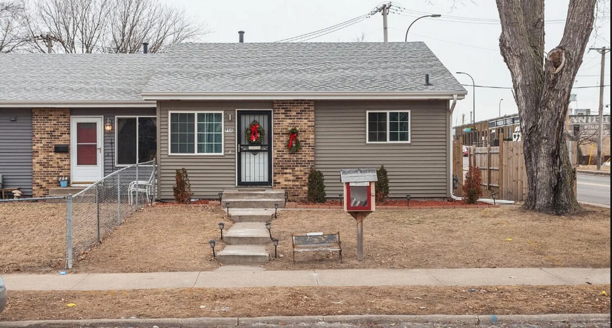 Foto principal - 4 Bed/2 Bath Duplex for Rent in NE Minneap...