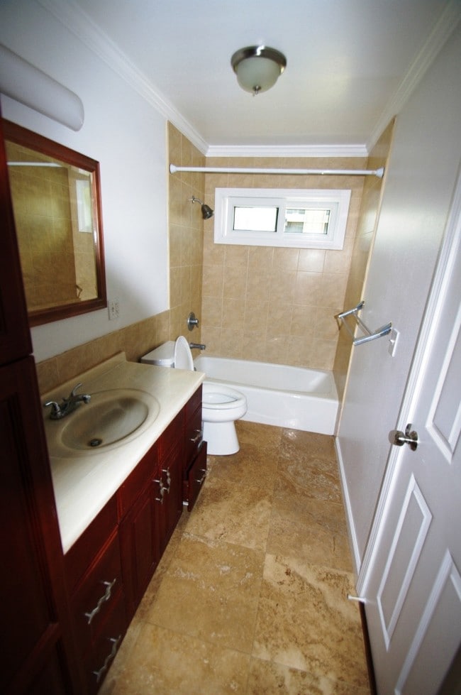 Interior Photo - 766-770 Isenberg St
