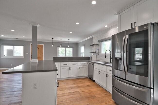 Foto del edificio - Fully Remodeled Spanish Style Home - Walk ...