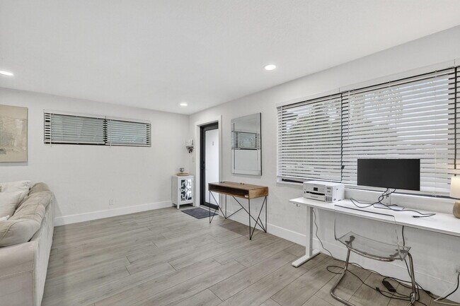 Foto del edificio - 830 NE 59th Ct