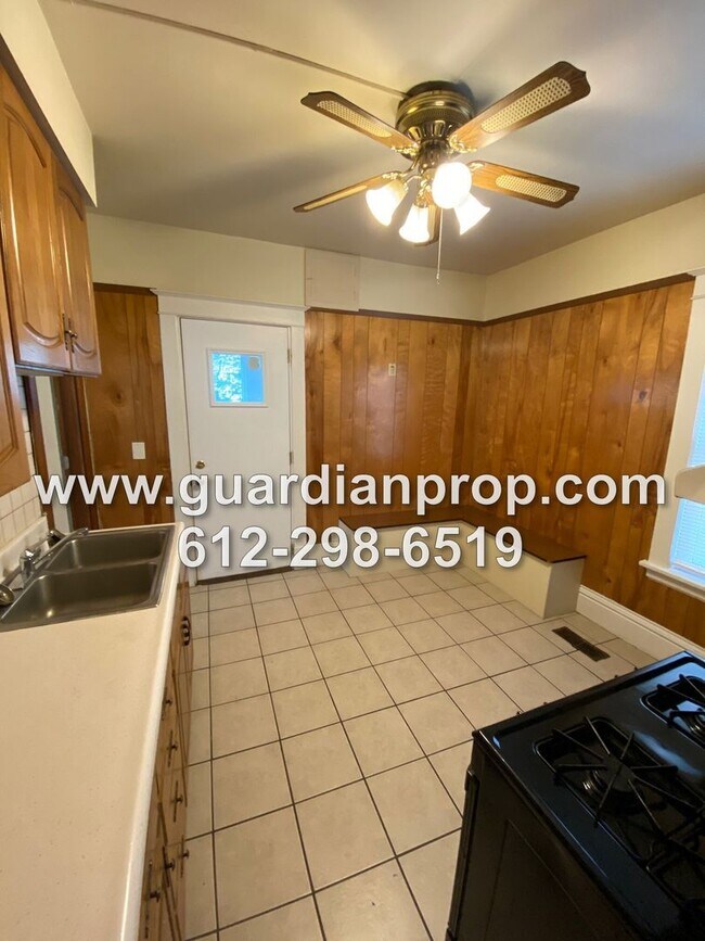 Foto del edificio - House Close to U of M Available Now, Hardwood Floors, Remodeled Bathroom, 2 Car Garage