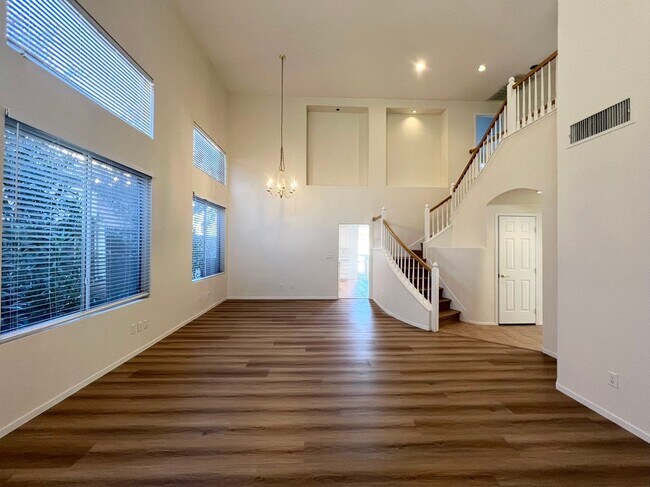Foto del edificio - Beautiful two-story home with 5 bedrooms