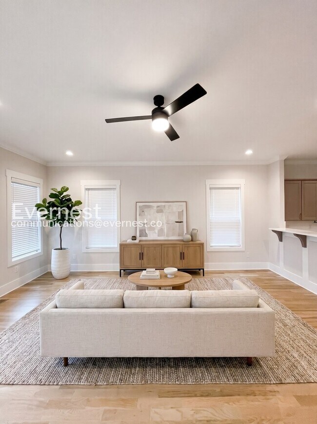 Foto del edificio - 4 Bed/2.5 Bath Town Home with Garage / Pet-Friendly / Available Now!