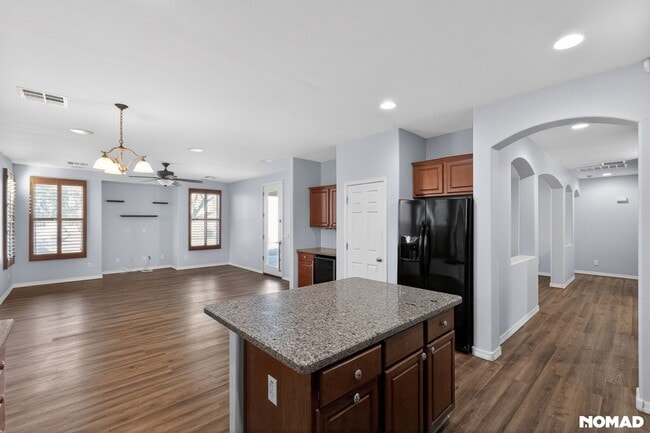 Foto del edificio - 2140 W Desert Ln