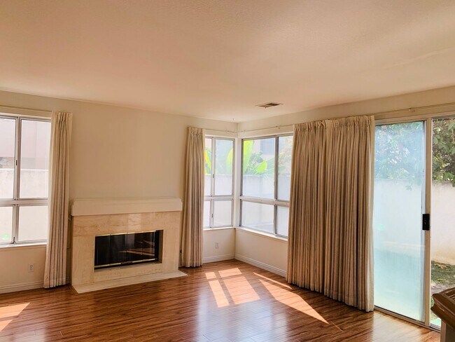 Foto del edificio - Beautiful 3 Bedrooms, 2.5 Baths Home with 3 Garage in Gated West Covina Community