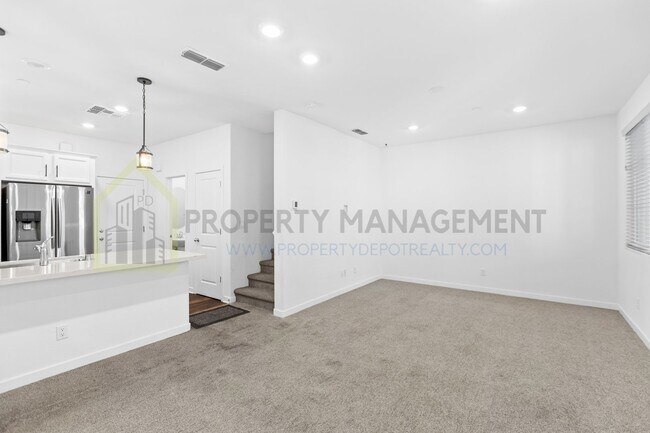 Foto del edificio - For Rent: Stylish 3-Bedroom Townhouse with...