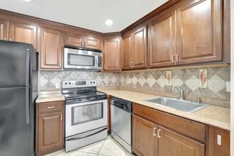 Building Photo - 643 Brittany Ct