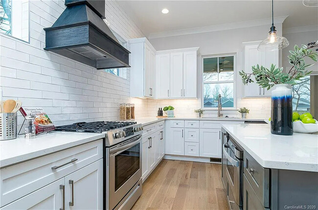 Foto del edificio - Luxurious, Modern Farmhouse in Belmont wit...