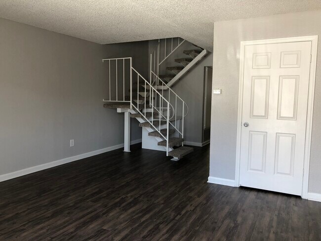 Foto del edificio - The Pointe Townhomes