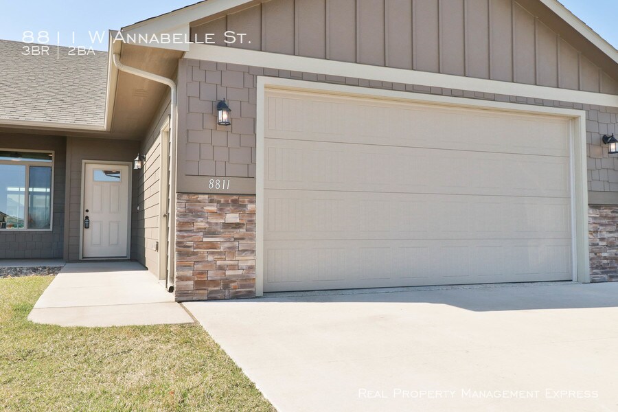 Primary Photo - Beautiful 3 Bedroom townhome $500 Deposit!