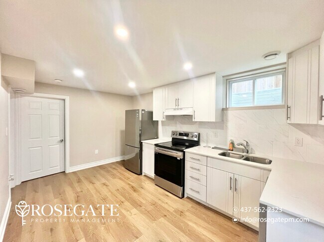 Photo du bâtiment - Bright 2-Bedroom Basement Apartment with Parking in North London