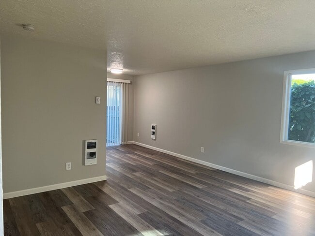 Building Photo - AVAILABLE NOW -  REMAINDER of JULY RENT FR...
