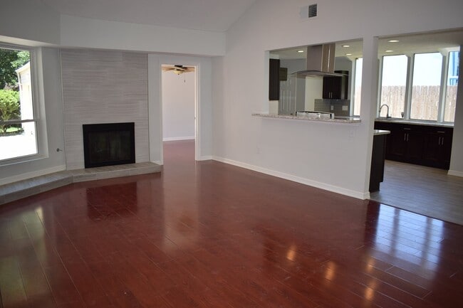 Foto del edificio - 15807 Mill Hollow Dr