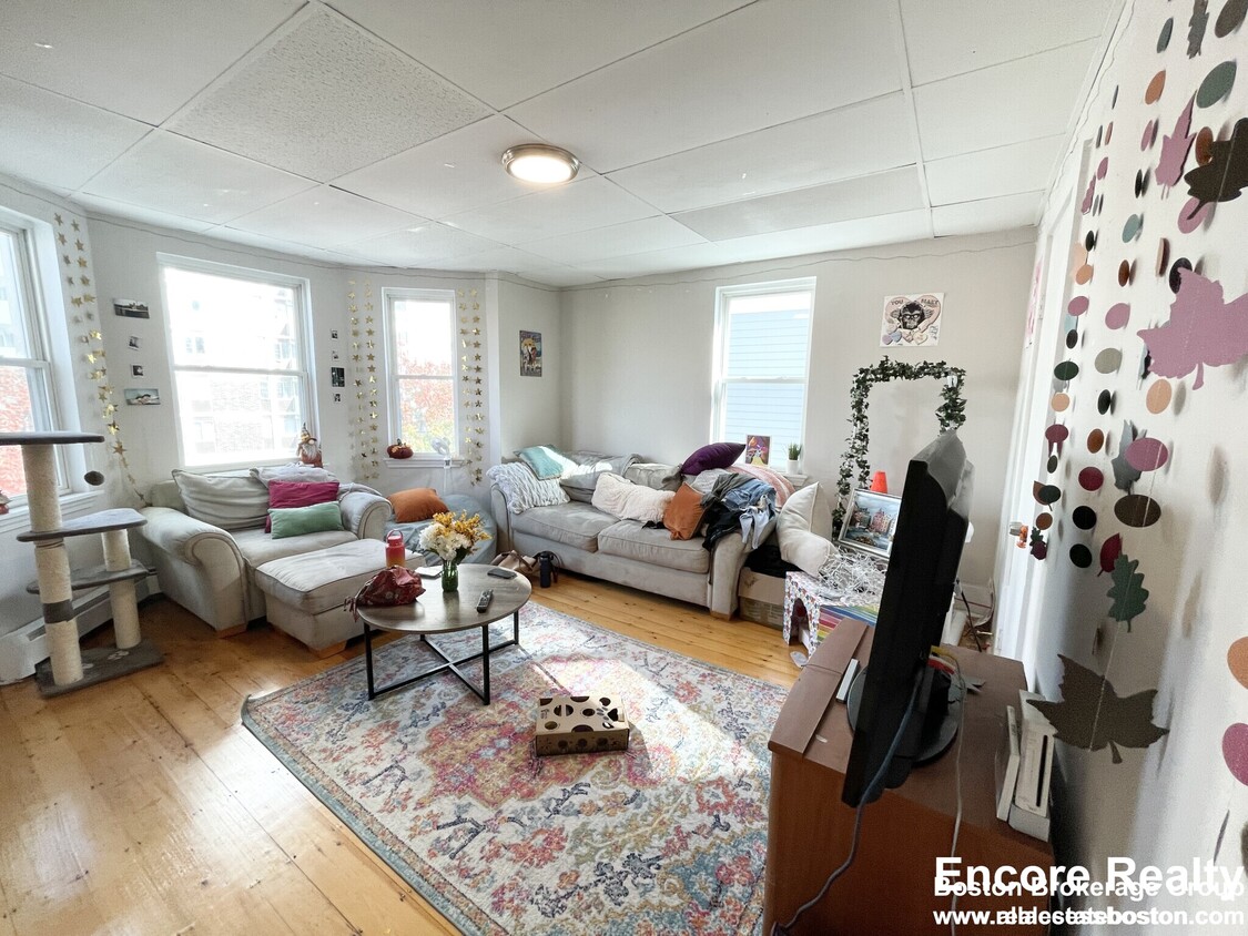 Primary Photo - 1572 Tremont St