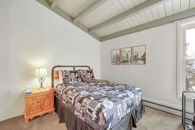 Building Photo - FREE MONTH RENT w/ 1 Year Lease - 3rd floo...