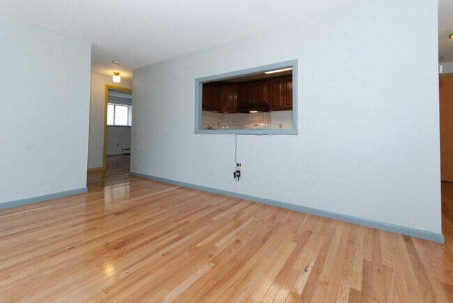 Foto del edificio - Brighton 2bed / 1bath with heat and hot water included in rent- building has a swimming pool