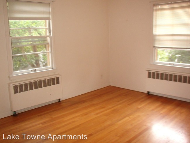 Building Photo - 2 br, 1 bath Apartment - 2905 Monroe Street