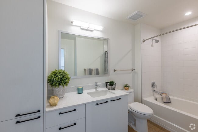 2BR, 2BA - 1044SF - Bathroom - South Pointe Apartments