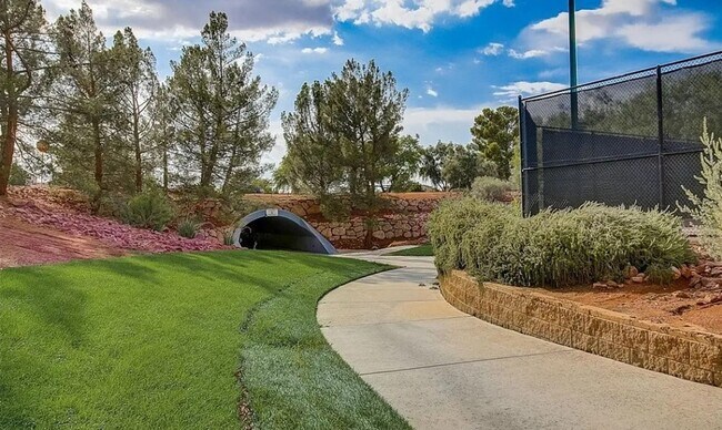 Building Photo - 3055 Sunrise Heights Dr