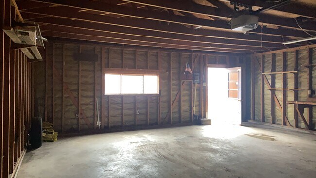 Building Photo - Charming 3 Bedroom Home in Mishawaka with ...