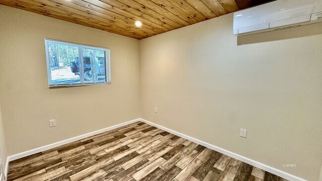 Foto del edificio - 54705 Pine Crest Ave