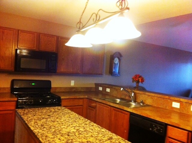 Building Photo - 2215 Sumac Dr