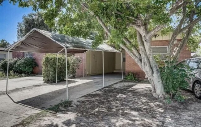 Foto del edificio - Charming 2/2 Duplex in West Bradenton with Private Yard and Carport