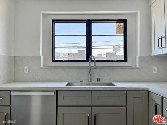 Foto del edificio - 2 br, 2 bath House - 134 1/2 N Kings Rd