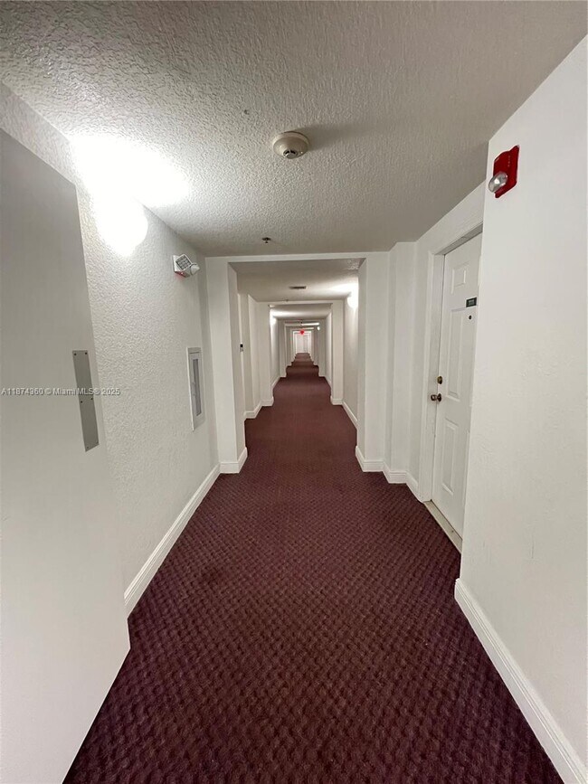Building Photo - 9300 Fontainebleau Blvd