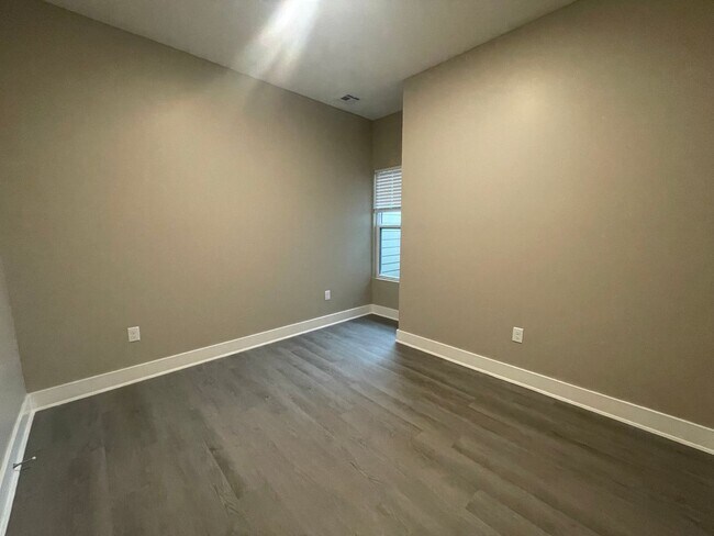 Building Photo - 9333/35 E Wassall