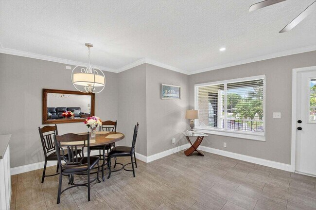 Building Photo - 335 Pine Ridge Cir